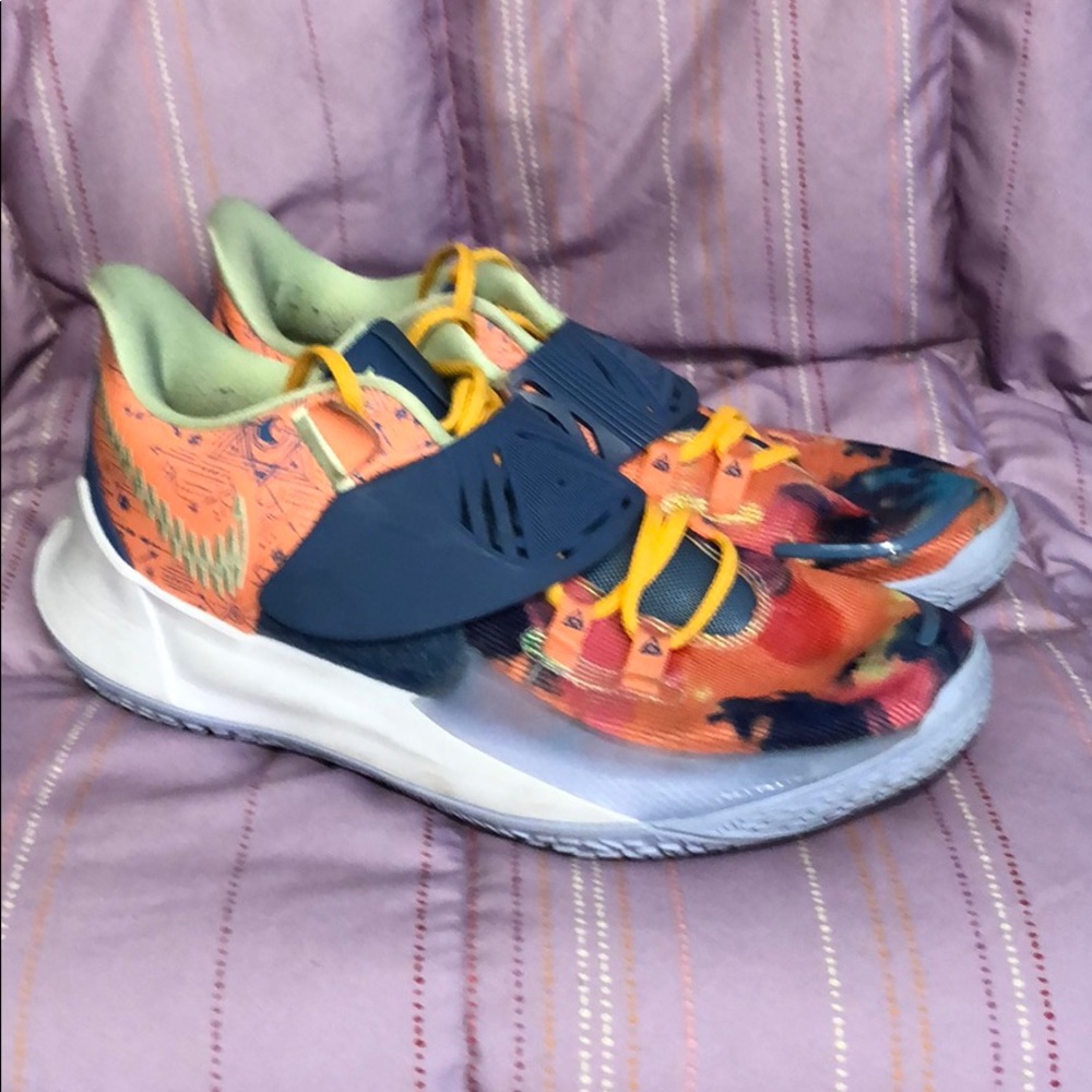 Nike Kyrie Low 3 Atomic Pink Stone Blue sneaker
